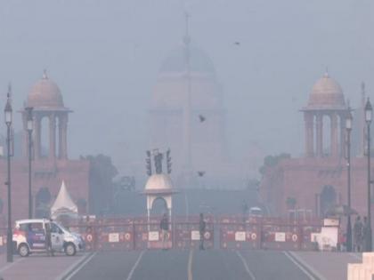 Shallow fog covers Delhi sky, AQI continues to be in very poor category | Shallow fog covers Delhi sky, AQI continues to be in very poor category Shallow fog covers Delhi sky, AQI continues to be in very poor category | Shallow fog covers Delhi sky, AQI continues to be in very poor category