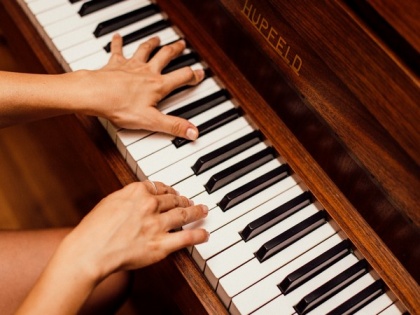 Study suggests playing piano boosts brain processing power and helps lift blues | Study suggests playing piano boosts brain processing power and helps lift blues