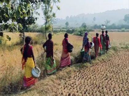 Jharkhand: Villagers forced to collect water from pits | Jharkhand: Villagers forced to collect water from pits