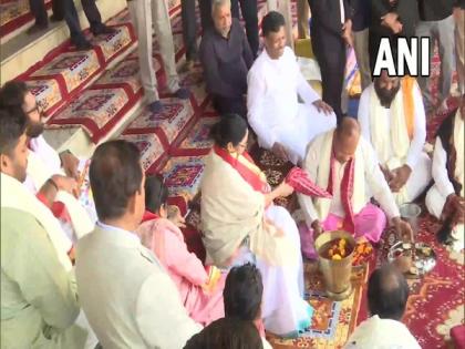 Mamata Banerjee visits Brahma temple in Rajasthan's Pushkar, offers prayers | Mamata Banerjee visits Brahma temple in Rajasthan's Pushkar, offers prayers