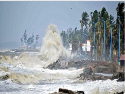 3 Tamil Nadu districts on red alert as cyclone 'Mandous' maintains severe intensity | 3 Tamil Nadu districts on red alert as cyclone 'Mandous' maintains severe intensity