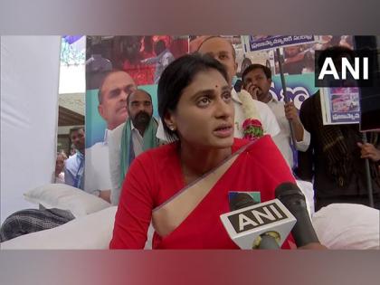 'My bus was burnt, followers beaten up': YS Sharmila accuse KCR govt of disrupting march | 'My bus was burnt, followers beaten up': YS Sharmila accuse KCR govt of disrupting march