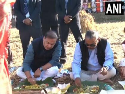 Assam CM Himanta Biswa Sarma along with cabinet ministers have lunch with locals in paddy field | Assam CM Himanta Biswa Sarma along with cabinet ministers have lunch with locals in paddy field