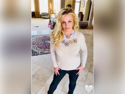 Britney Spears makes messy Instagram comeback, smears cake all over herself | Britney Spears makes messy Instagram comeback, smears cake all over herself