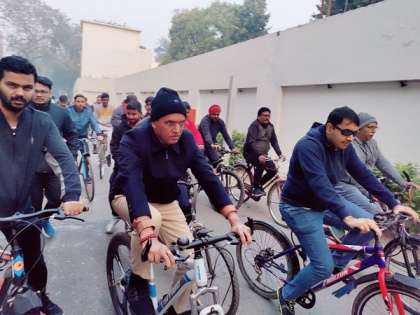 Mandaviya takes bicycle ride in Varanasi, appeals to use cycle for commuting to nearby places | Mandaviya takes bicycle ride in Varanasi, appeals to use cycle for commuting to nearby places