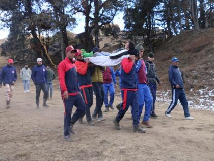 ITBP rescues injured trekker in Uttarakhand's Auli | ITBP rescues injured trekker in Uttarakhand's Auli ITBP rescues injured trekker in Uttarakhand's Auli | ITBP rescues injured trekker in Uttarakhand's Auli