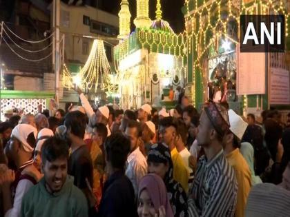 Mumbai: Devotees throng Mahim Dargah during 10-day fair | Mumbai: Devotees throng Mahim Dargah during 10-day fair