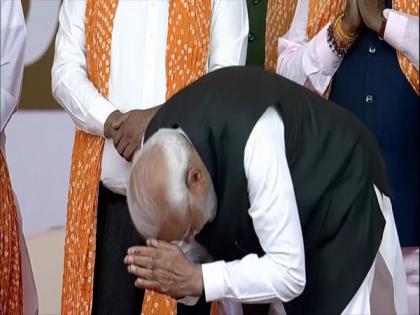 PM Modi bows before gathering at swearing-in ceremony of Gujarat CM | PM Modi bows before gathering at swearing-in ceremony of Gujarat CM