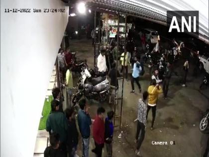 Madhya Pradesh: Scuffle between shopkeeper and customer over discount at liquor shop, one man sustains injury | Madhya Pradesh: Scuffle between shopkeeper and customer over discount at liquor shop, one man sustains injury Madhya Pradesh: Scuffle between shopkeeper and customer over discount at liquor shop, one man sustains injury | Madhya Pradesh: Scuffle between shopkeeper and customer over discount at liquor shop, one man sustains injury