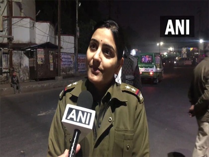 Madhya Pradesh: Policewoman on duty saves man's life after he collapses on road | Madhya Pradesh: Policewoman on duty saves man's life after he collapses on road