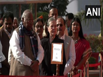 Cong leaders Rahul Gandhi, Sonia Gandhi pay tribute to 2001 Parliament attack victims | Cong leaders Rahul Gandhi, Sonia Gandhi pay tribute to 2001 Parliament attack victims