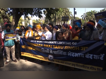 Sikhs hold protest in Delhi against sealing of Gurudwara in Pakistan | Sikhs hold protest in Delhi against sealing of Gurudwara in Pakistan