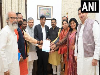 BJP MPs urge Health Minister Mansukh Mandaviya to implement Ayushman Bharat in Odisha | BJP MPs urge Health Minister Mansukh Mandaviya to implement Ayushman Bharat in Odisha