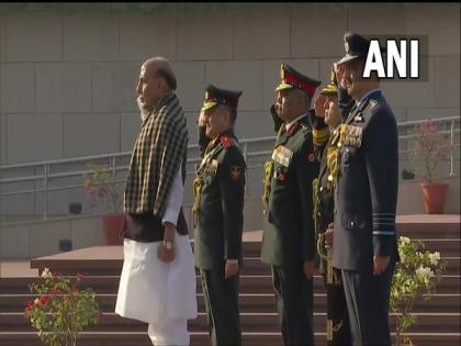 Rajnath Singh lays wreath at National War Memorial on occasion of Vijay Diwas | Rajnath Singh lays wreath at National War Memorial on occasion of Vijay Diwas Rajnath Singh lays wreath at National War Memorial on occasion of Vijay Diwas | Rajnath Singh lays wreath at National War Memorial on occasion of Vijay Diwas