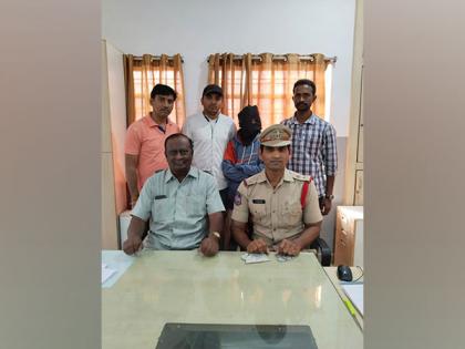 Hyderabad police recover stolen ornaments, cell phones; one held | Hyderabad police recover stolen ornaments, cell phones; one held