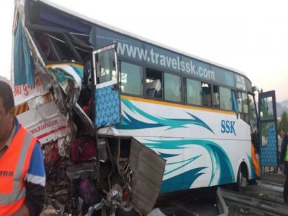 Maharashtra: 1 dead, 10 injured as private bus, container vehicle collide in Raigad | Maharashtra: 1 dead, 10 injured as private bus, container vehicle collide in Raigad