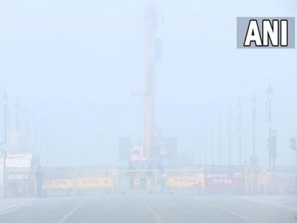Delhi-NCR wakes up to fog; AQI at 327 | Delhi-NCR wakes up to fog; AQI at 327