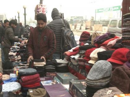 People throng Kashmir markets to buy warm clothes to beat freezing cold | People throng Kashmir markets to buy warm clothes to beat freezing cold