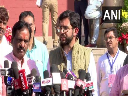 CM Eknath Shinde doesn't want to talk about Maharashtra-Karnataka border issue due to fear: Aaditya Thackeray | CM Eknath Shinde doesn't want to talk about Maharashtra-Karnataka border issue due to fear: Aaditya Thackeray