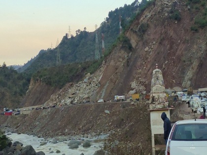 Jammu-Srinagar National Highway shut due to landslide at Dewal Bridge in Udhampur | Jammu-Srinagar National Highway shut due to landslide at Dewal Bridge in Udhampur
