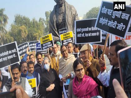 Sonia Gandhi, other Opposition leaders protest in Parliament demanding discussion on India-China faceoff | Sonia Gandhi, other Opposition leaders protest in Parliament demanding discussion on India-China faceoff