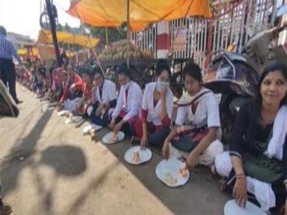 Contract health workers protest by eating straw in MP's Guna | Contract health workers protest by eating straw in MP's Guna