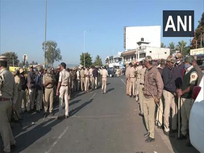 Heavy police deployment at Hirebagewadi due to Panchamasali padayatra | Heavy police deployment at Hirebagewadi due to Panchamasali padayatra