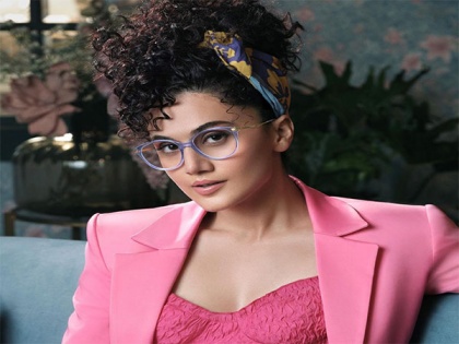 Taapsee Pannu wins 'Best Actor' at Filmfare OTT Awards, shows off her three consecutive trophies | Taapsee Pannu wins 'Best Actor' at Filmfare OTT Awards, shows off her three consecutive trophies