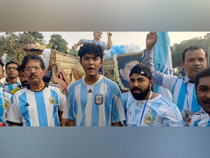 Kolkata: Argentina Fan club members stopped from taking out WC victory rally for 2 hours | Kolkata: Argentina Fan club members stopped from taking out WC victory rally for 2 hours Kolkata: Argentina Fan club members stopped from taking out WC victory rally for 2 hours | Kolkata: Argentina Fan club members stopped from taking out WC victory rally for 2 hours