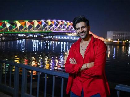 No touching, only seeing: Kartik Aaryan poses with huge Gujarati thalis | No touching, only seeing: Kartik Aaryan poses with huge Gujarati thalis