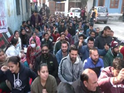 Kashmiri Pandit migrant employees protest L-G's 'No Work, No Pay' remarks | Kashmiri Pandit migrant employees protest L-G's 'No Work, No Pay' remarks