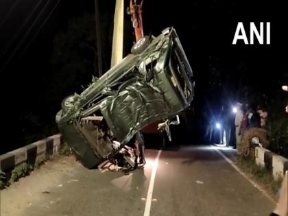 8 killed in Tamil Nadu as devotees' car falls in 40-feet-deep pit | 8 killed in Tamil Nadu as devotees' car falls in 40-feet-deep pit 8 killed in Tamil Nadu as devotees' car falls in 40-feet-deep pit | 8 killed in Tamil Nadu as devotees' car falls in 40-feet-deep pit