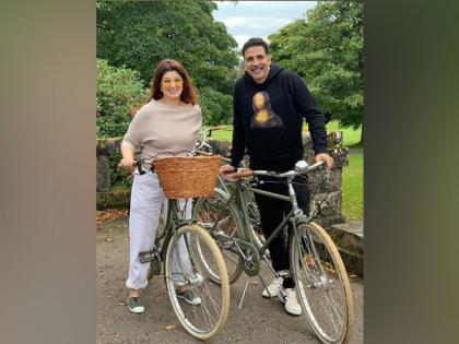Akshay Kumar turns guitarist on Christmas, Twinkle says "glad did not witness this" | Akshay Kumar turns guitarist on Christmas, Twinkle says "glad did not witness this" Akshay Kumar turns guitarist on Christmas, Twinkle says "glad did not witness this" | Akshay Kumar turns guitarist on Christmas, Twinkle says "glad did not witness this"