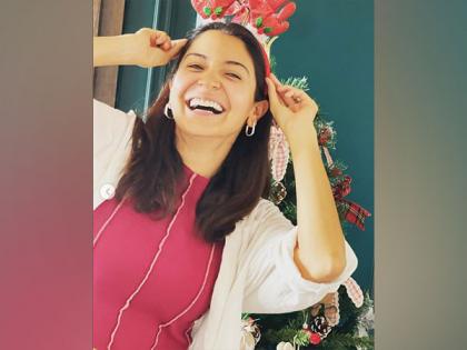 Anushka Sharma poses with Santa, looks happiest in Christmas celebration pics | Anushka Sharma poses with Santa, looks happiest in Christmas celebration pics Anushka Sharma poses with Santa, looks happiest in Christmas celebration pics | Anushka Sharma poses with Santa, looks happiest in Christmas celebration pics