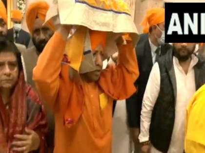 Yogi Adityanath carries Sikh holy book on Veer Bal Diwas | Yogi Adityanath carries Sikh holy book on Veer Bal Diwas