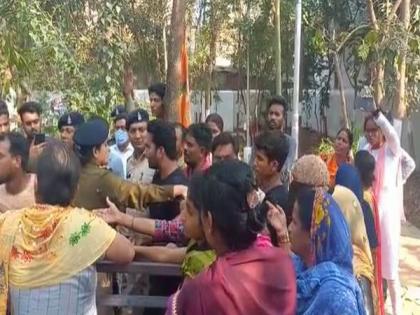 Clash erupts between two groups in Chhattisgarh over installation of Atal Bihari Vajpayee's statue | Clash erupts between two groups in Chhattisgarh over installation of Atal Bihari Vajpayee's statue Clash erupts between two groups in Chhattisgarh over installation of Atal Bihari Vajpayee's statue | Clash erupts between two groups in Chhattisgarh over installation of Atal Bihari Vajpayee's statue