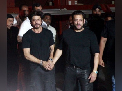 Pathaan's in the house: Shah Rukh Khan arrives in style at Salman Khan's b'day bash | Pathaan's in the house: Shah Rukh Khan arrives in style at Salman Khan's b'day bash