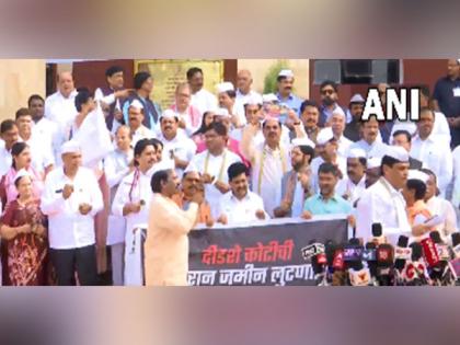 Maharashtra: Opposition MLAs use folk songs to protest outside assembly | Maharashtra: Opposition MLAs use folk songs to protest outside assembly
