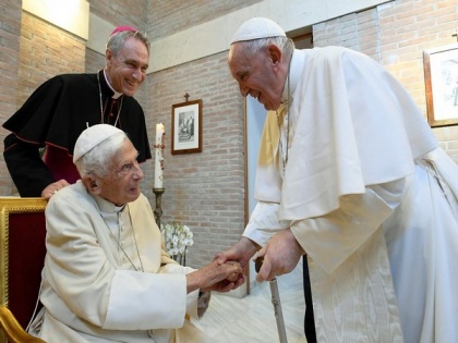 Pope Francis asks to pray for "very sick" former Pope Benedict | Pope Francis asks to pray for "very sick" former Pope Benedict