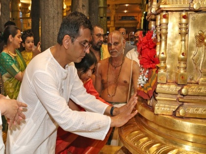 CJI Chandrachud offers prayers with family in Andhra's Tiruchanoor temple | CJI Chandrachud offers prayers with family in Andhra's Tiruchanoor temple