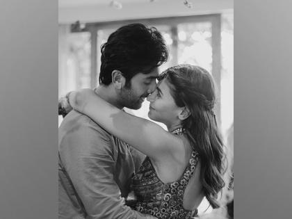 Photo of Ranbir Kapoor proposing to Ali Bhatt goes viral, check out duo's romantic moment | Photo of Ranbir Kapoor proposing to Ali Bhatt goes viral, check out duo's romantic moment