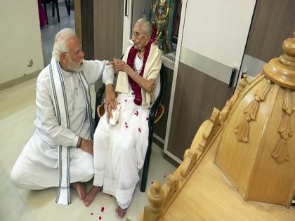 People chant 'Maha Mrityunjaya Mantra' in Vadodara for PM Modi's mother's good health | People chant 'Maha Mrityunjaya Mantra' in Vadodara for PM Modi's mother's good health