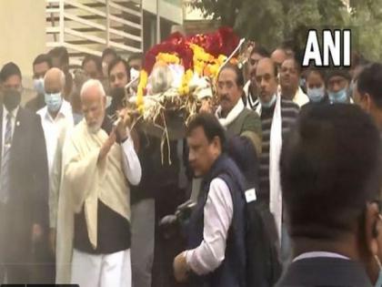 PM Modi Carries Mortal Remains of Mother, pays floral tribute | PM Modi Carries Mortal Remains of Mother, pays floral tribute