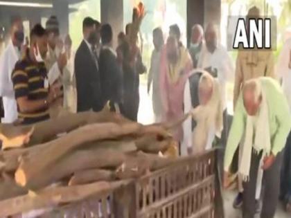 PM Modi performs last rites of his mother in Gandhinagar | PM Modi performs last rites of his mother in Gandhinagar