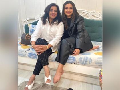 Parineeti Chopra poses in style with 'giggly' mom, pens heartwarming note on her birthday | Parineeti Chopra poses in style with 'giggly' mom, pens heartwarming note on her birthday Parineeti Chopra poses in style with 'giggly' mom, pens heartwarming note on her birthday | Parineeti Chopra poses in style with 'giggly' mom, pens heartwarming note on her birthday