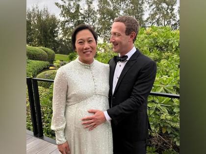 New Year: Mark Zuckerberg shares photo with pregnant wife, says "love coming in 2023" | New Year: Mark Zuckerberg shares photo with pregnant wife, says "love coming in 2023"
