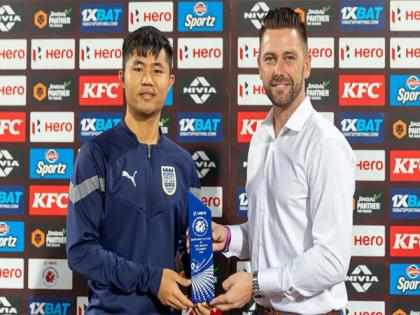 Mumbai City FC's Apuia wins Emerging Player of Month award for December 2022 | Mumbai City FC's Apuia wins Emerging Player of Month award for December 2022