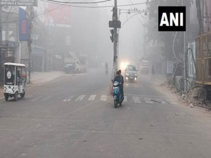 Fog shrouds Lucknow amid severe cold condition | Fog shrouds Lucknow amid severe cold condition