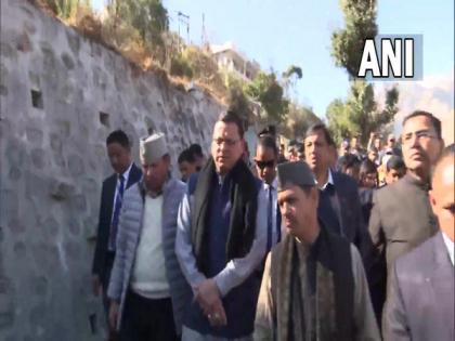 Uttarakhand: CM Dhami arrives in Joshimath to inspect 'sinking' town, meet families | Uttarakhand: CM Dhami arrives in Joshimath to inspect 'sinking' town, meet families