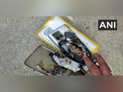 UP: Mobile explodes in Amroha, youth sustains finger injury | UP: Mobile explodes in Amroha, youth sustains finger injury